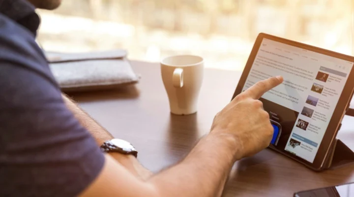 LinkedIn Ads targeting B2B decision-maker on tablet