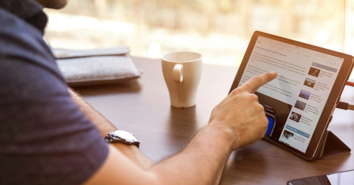 LinkedIn Ads targeting B2B decision-maker on tablet